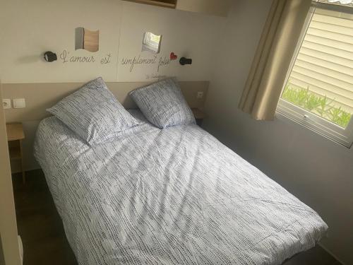 Postel nebo postele na pokoji v ubytování Mobilhome élégance