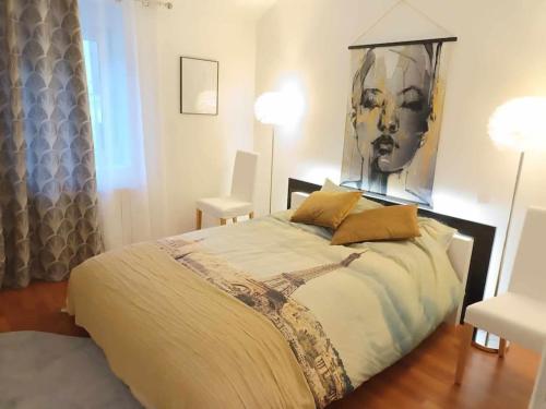 une chambre avec un lit et un tableau au mur dans l'établissement Cocon dans l'artère du centre-ville, à Reims