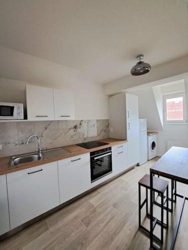 Kuchyň nebo kuchyňský kout v ubytování Appartement Centre Historique avec parking inclus