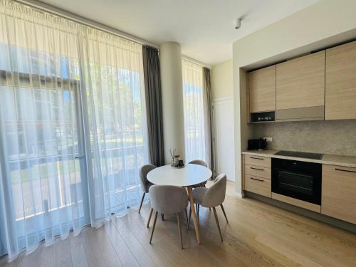 een keuken met een tafel en stoelen in een kamer bij Moon apartment in Druskininkai
