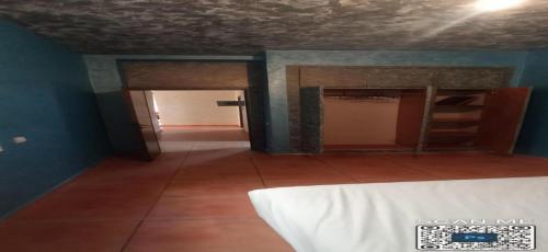 a room with blue walls and a tile floor at Appartement a louer au Nord du maroc fnideq in Fnidek