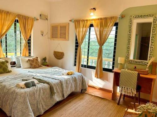 Кровать или кровати в номере bay beach villa calangute candolim anjuna