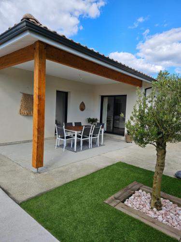 Photo de la galerie de l'établissement Maison avec piscine, à Lanton