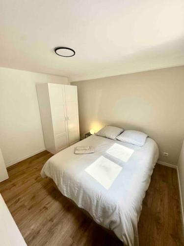 une chambre avec un grand lit blanc dans une pièce dans l'établissement Appartement en rez-de-maison, à Nice