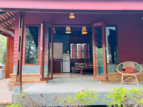 eine Veranda eines Hauses mit einem Tisch und einem Stuhl in der Unterkunft soi one house in Pai