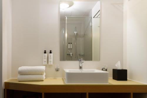 y baño con lavabo y espejo. en Hotel Schlüssel, en Lucerna