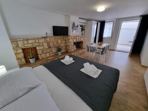 Postel nebo postele na pokoji v ubytování NIKO Apartments 70m from the beach