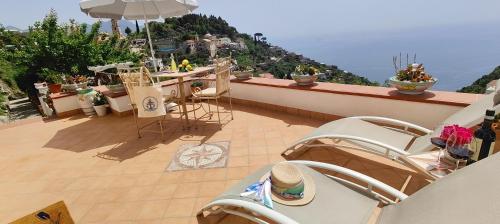 einen Balkon mit einer Bar und Meerblick in der Unterkunft RACHELE HOUSE in Amalfi