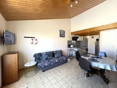 un salon avec un canapé et une table dans l'établissement Maison de vacances 3 couchages avec terrasse proche plage et centre ville - Saint-Gilles-Croix-de-Vie - FR-1-224-35, à Saint-Gilles-Croix-de-Vie