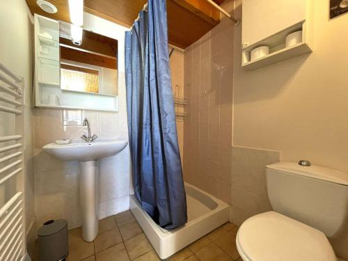 une salle de bain avec un lavabo, des toilettes et une douche dans l'établissement Maison de vacances 3 couchages avec terrasse proche plage et centre ville - Saint-Gilles-Croix-de-Vie - FR-1-224-35, à Saint-Gilles-Croix-de-Vie