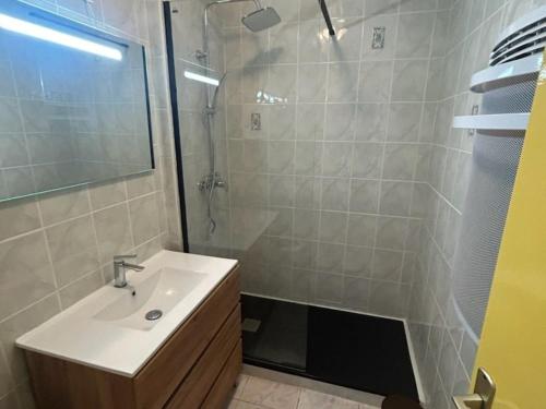 une salle de bain avec un lavabo et une douche dans l'établissement T2 avec piscine, tennis et accès plage direct, La Favière - Bormes les Mimosas - FR-1-610-61, à Bormes-les-Mimosas