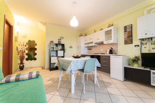 a kitchen and dining room with a table and chairs at Verde lido adriano vista mare in Lido Adriano