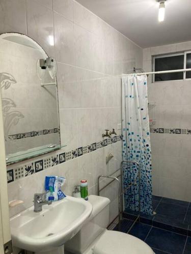 a bathroom with a sink and a toilet and a shower at Suite 6 per Tonsupa Edf Tritón in Tonsupa