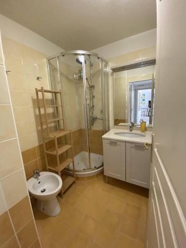 une salle de bain avec une douche, un lavabo et des toilettes dans l'établissement Nice Magnan 2P-Piscine, Clim, Parking, à Nice
