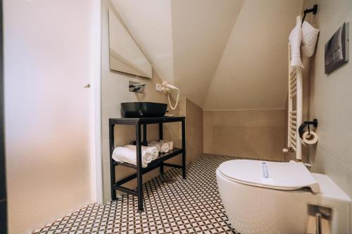奧赫里德的住宿－Villa PUPIN，一间带水槽和卫生间的浴室
