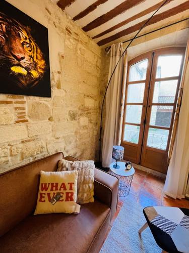 - un salon avec un canapé et une photo d'un tigre dans l'établissement Magnifique appartement 70m2 proche du palais des papes, à Avignon