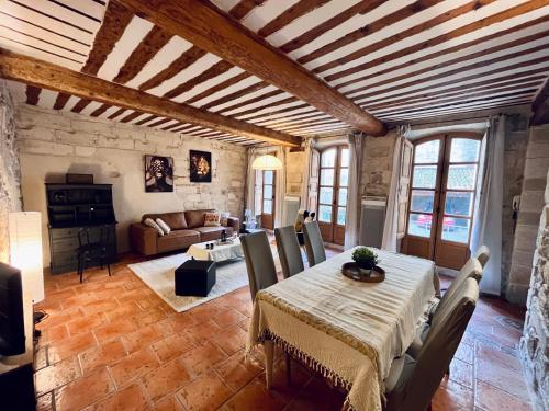 un salon avec une table et un canapé dans l'établissement Magnifique appartement 70m2 proche du palais des papes, à Avignon