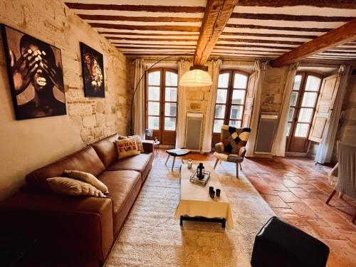 un salon avec un canapé et une table dans l'établissement Magnifique appartement 70m2 proche du palais des papes, à Avignon
