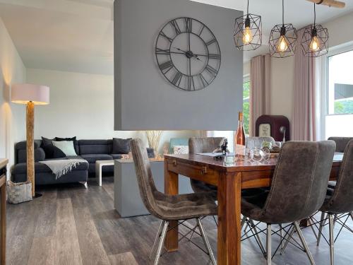Fotografie z fotogalerie ubytování Schickes Ferienhaus in Heringhausen mit Sauna v destinaci Diemelsee