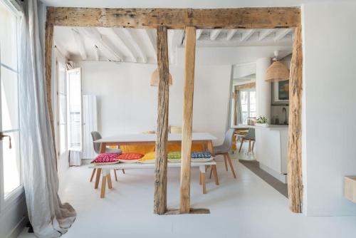 un salon avec un lit et une table dans l'établissement Centre Montorgueuil - Sunny and stylish flat, à Paris