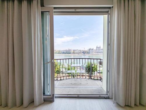 B40 Apartment with Parlament view