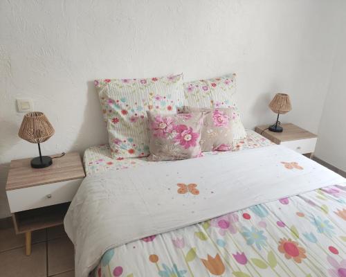 - une chambre avec un lit et 2 tables avec des lampes dans l'établissement La colline du Blavet, à Roquebrune-sur Argens