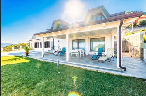 Taman di luar Panoramic Villa Overlooking The Aeolian Islands