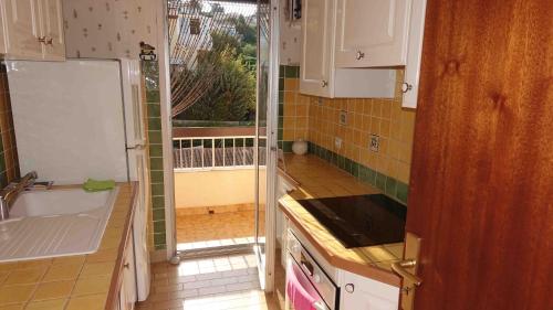 a small kitchen with a sink and a window at Bellevue in Six-Fours-les-Plages