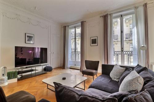 Luxury 3 Bedrooms Apartment near Champs Elysees