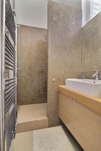 Luxury 3 Bedrooms Apartment near Champs Elysees