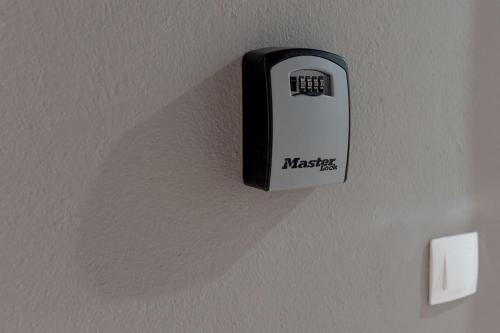 a switch on the side of a wall at Al centro 3 in Stavros