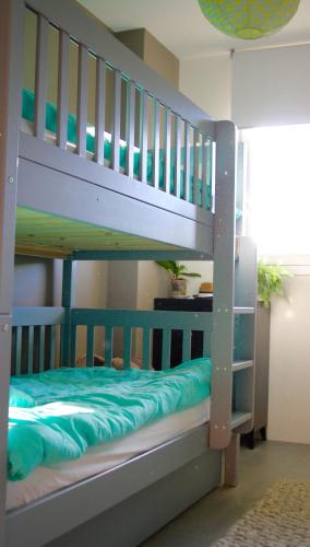 un lit superposé avec un cadre de lit superposé bleu et blanc dans l'établissement Appartement Le Clos de Sablier, à Tourgéville