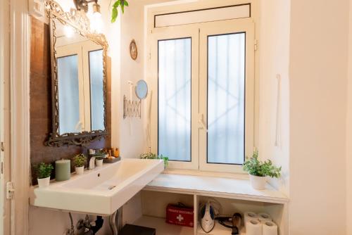 une salle de bain avec un lavabo et une grande fenêtre dans l'établissement Studio Campo de' Fiori, à Rome