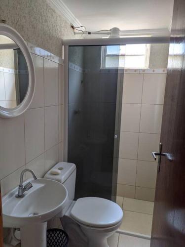 a bathroom with a toilet and a sink and a shower at Chalé com vista para montanha na CERVEJARIA JYBÁ in Itajubá