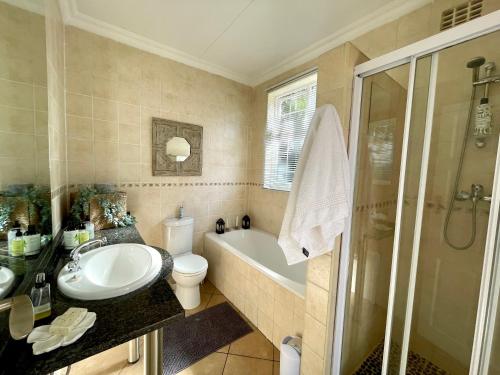 Bilik mandi di Mangata Guest Cottage