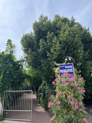a gate with a sign that says house parasitemite at Green Promenade Apartment in Dubrovnik