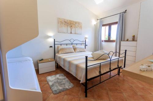 una camera da letto con un letto e una vasca da bagno di Villa Alimini - Villetta con veranda Laghi Alimini a Otranto
