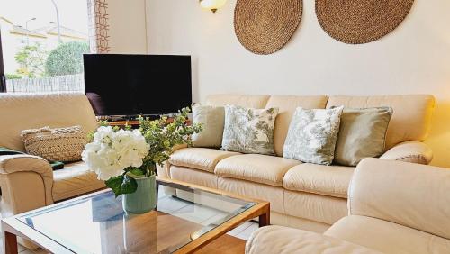 a living room with a couch and a coffee table at Villa charmosa V3 junto à praia e à Marina de Vilamoura in Quarteira