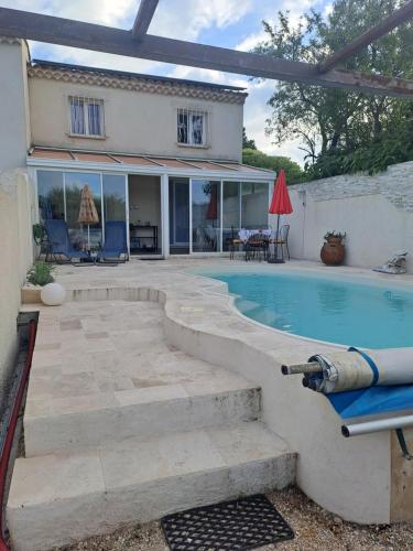 Jolie petite maison tout proche d avignon