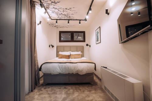 una piccola camera da letto con un letto in una stanza di Villa Pupin SARAISTE a Ohrid