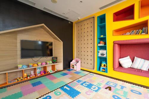 Una televisión o centro de entretenimiento en Aeon Towers Private Residential Apartments I Next to Abreeza Ayala Malls I Prime Location l Fast Wifi l Free Pool I Managed by Bleuspace