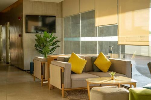 Un lugar para sentarse en Aeon Towers Private Residential Apartments I Next to Abreeza Ayala Malls I Prime Location l Fast Wifi l Free Pool I Managed by Bleuspace