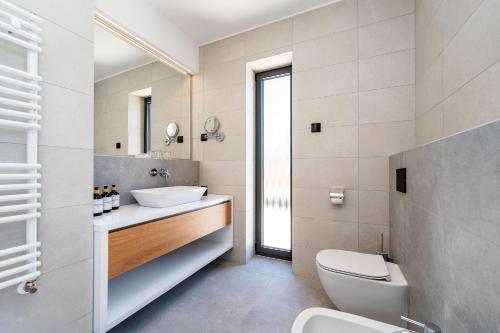 ein Badezimmer mit Waschbecken und Toilette in der Unterkunft Villa Salsola in Zaton