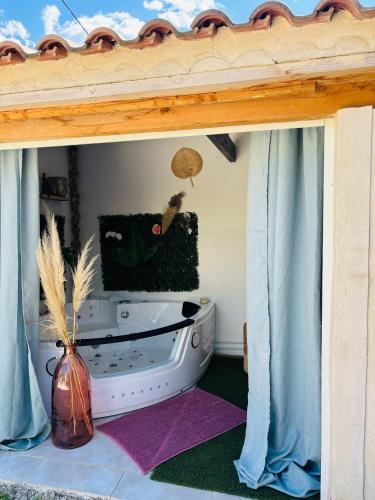 une pièce avec une tente avec des rideaux bleus et un aquarium dans l'établissement La Petite Provence, à Villes-sur-Auzon