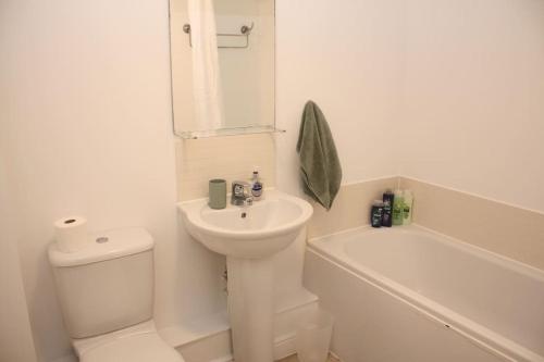a bathroom with a sink and a toilet and a bath tub at Spacious 2 Bed 2 Bath Apartment & Free Parking - LGW 10min drive in Crawley