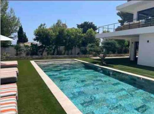une piscine devant une maison dans l'établissement Calanques Park Villa, à Cassis