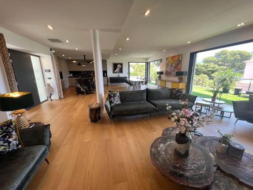 un grand salon avec des canapés et une table dans l'établissement Calanques Park Villa, à Cassis