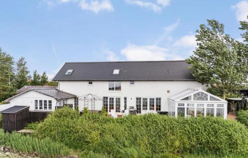 una casa blanca con techo negro en Nice Home In Hejls With Sauna, en Hejls