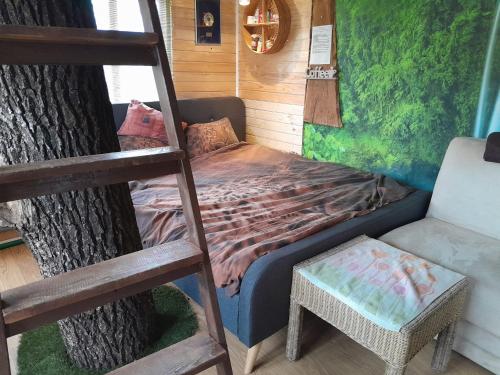 Ένα ή περισσότερα κρεβάτια σε δωμάτιο στο Tree house Ramona & Fairytale wooden house by Ljubljana