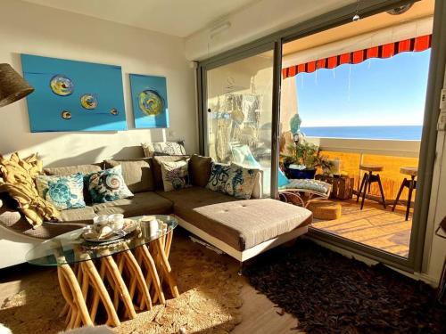 un salon avec un canapé et une table dans l'établissement VU MER et ETANG appartement traversant, à Palavas-les-Flots